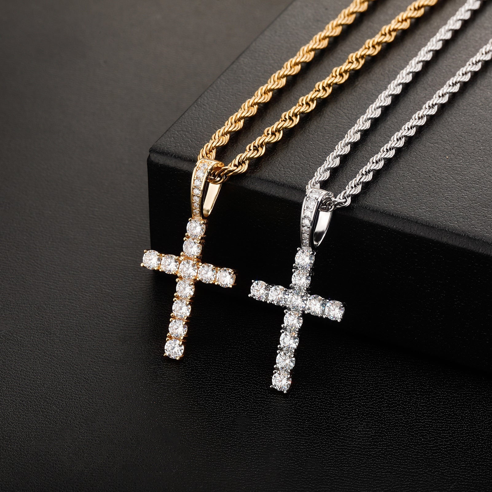 925 Silver Moissanite Cross Pendant – Elegant Sparkle